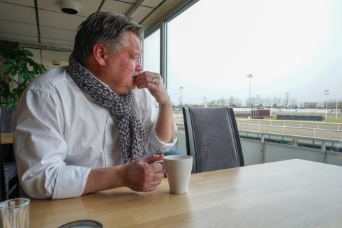 Jägersro sportchef Mats Ahlkvist blickar ut över banan. Foto:Thomas Blomqvist, TR Bild Foto av Thomas Blomqvist, TR Bild